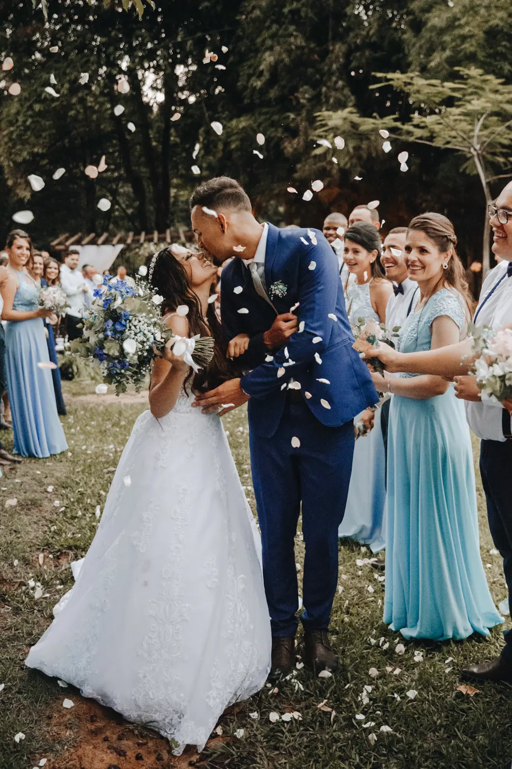 La pareja brindando con sus invitados